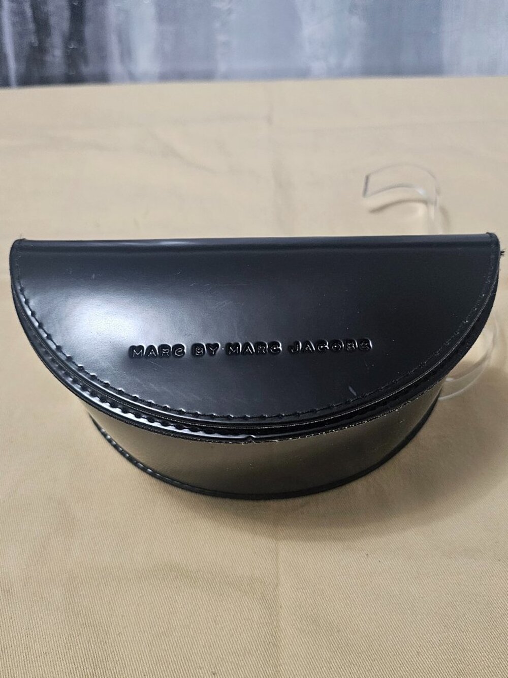 NEW Authentic Marc Jacobs Black Clamshell Sunglasses Case & Cleaning Cloth - Picture 3 of 5